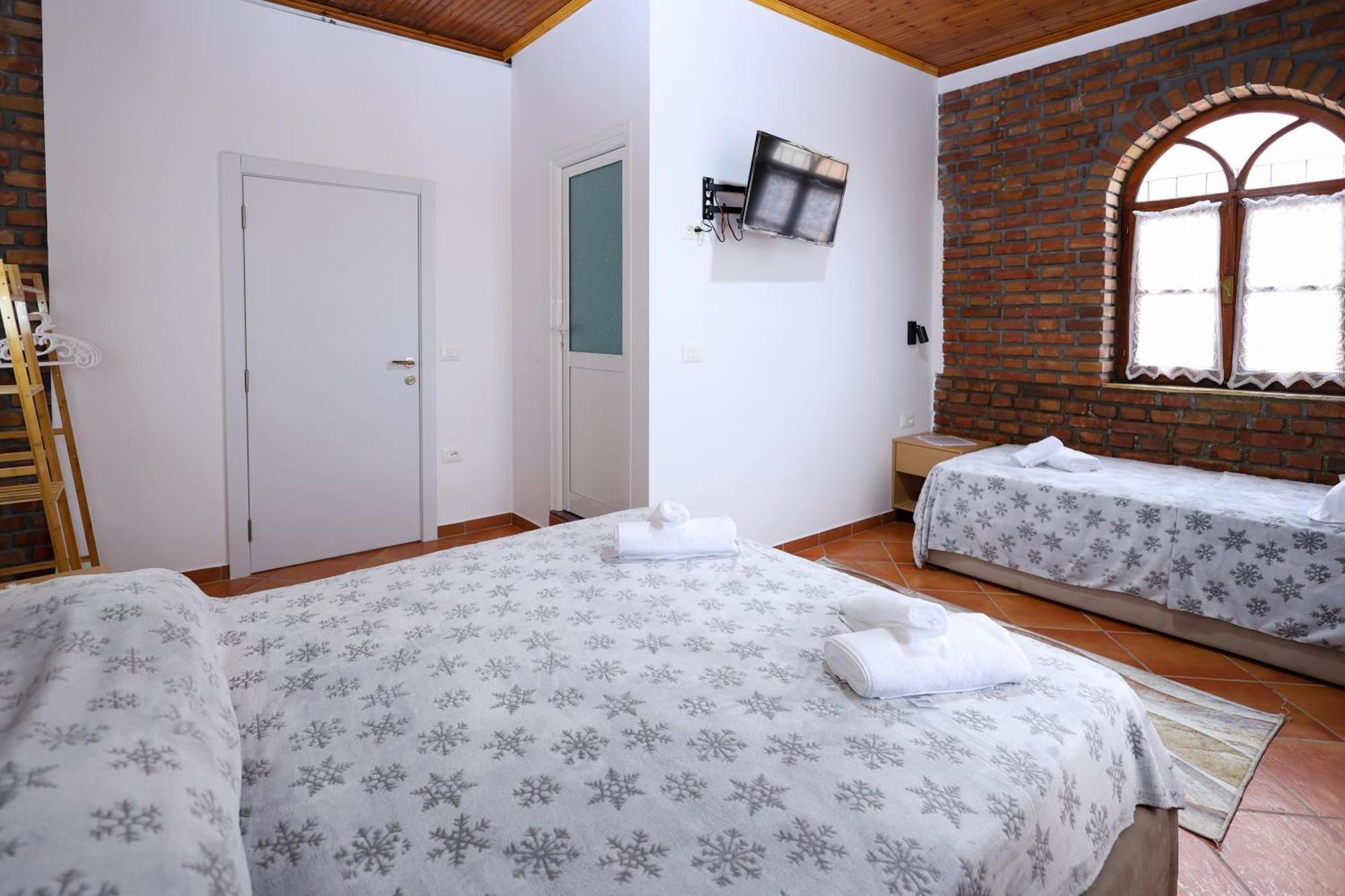 Hotel Boutique Buzi Berat Exterior photo