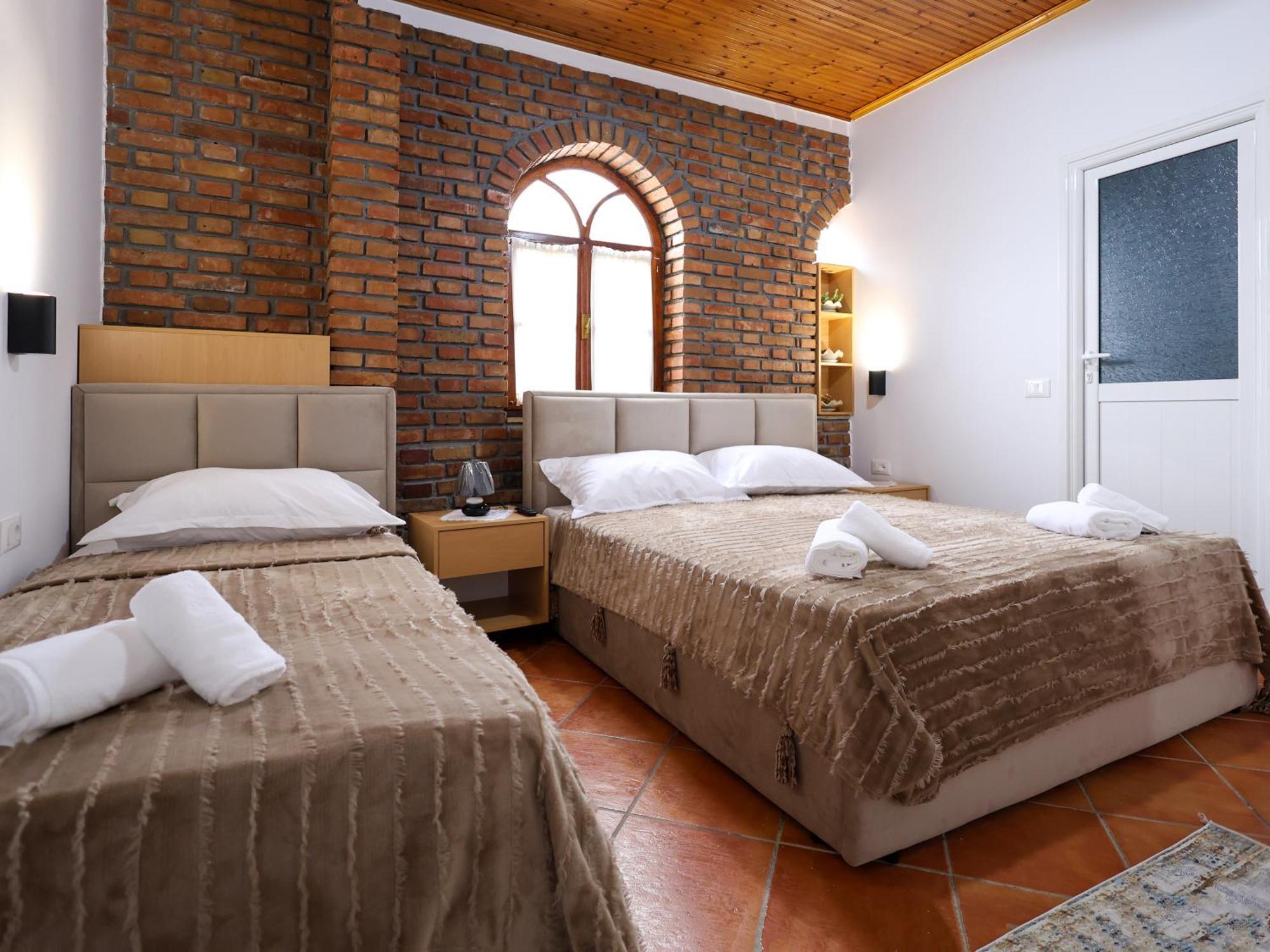 Hotel Boutique Buzi Berat Exterior photo
