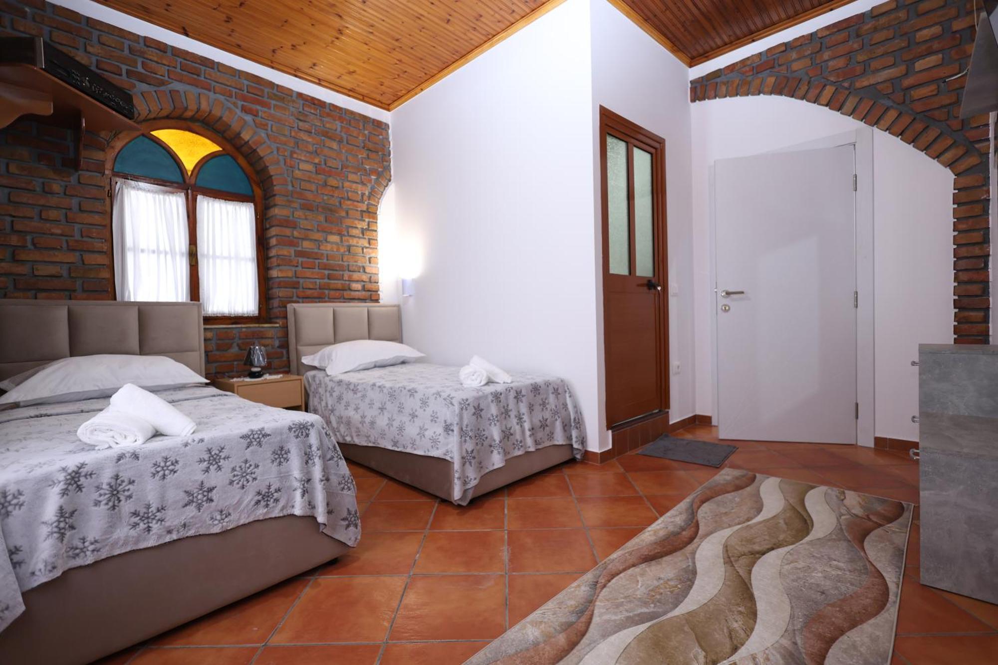Hotel Boutique Buzi Berat Exterior photo
